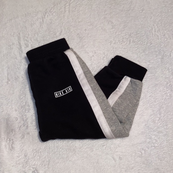 Nike toddler hoodie & jogger set (24M) - Picture 5 of 9